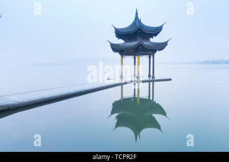 Bellissimo paesaggio del Lago Ovest Jixian Pavilion, Hangzhou, nella provincia di Zhejiang Foto Stock