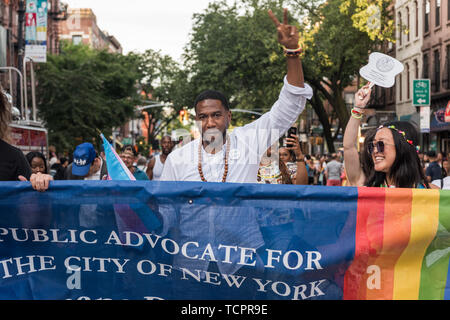 Brooklyn, Stati Uniti. Il giorno 08 Giugno, 2019. Oltre 70 gruppi hanno partecipato al XXIII Brooklyn Pride Parade. Poche migliaia di curiosi si sono riuniti lungo il percorso della parata sulla Quinta Avenue da Lincoln posto di 9th Street a Park Slope, Brooklyn, onorando e celebra 50 anni di lotta per i diritti LGBTQIA. Credito: Gabriele Holtermann Gorden/Pacific Press/Alamy Live News Foto Stock