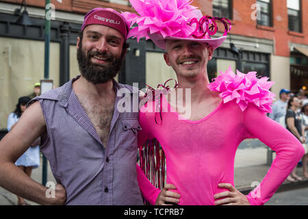 Brooklyn, Stati Uniti. Il giorno 08 Giugno, 2019. Oltre 70 gruppi hanno partecipato al XXIII Brooklyn Pride Parade. Poche migliaia di curiosi si sono riuniti lungo il percorso della parata sulla Quinta Avenue da Lincoln posto di 9th Street a Park Slope, Brooklyn, onorando e celebra 50 anni di lotta per i diritti LGBTQIA. Credito: Gabriele Holtermann Gorden/Pacific Press/Alamy Live News Foto Stock