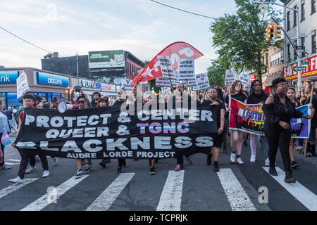 Brooklyn, Stati Uniti. Il giorno 08 Giugno, 2019. Oltre 70 gruppi hanno partecipato al XXIII Brooklyn Pride Parade. Poche migliaia di curiosi si sono riuniti lungo il percorso della parata sulla Quinta Avenue da Lincoln posto di 9th Street a Park Slope, Brooklyn, onorando e celebra 50 anni di lotta per i diritti LGBTQIA. Credito: Gabriele Holtermann Gorden/Pacific Press/Alamy Live News Foto Stock