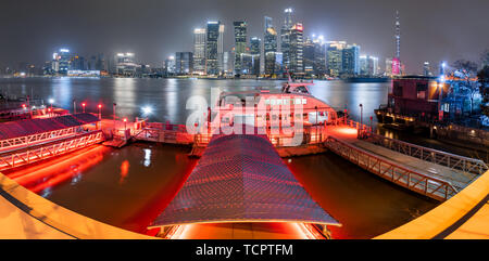 Vista notturna di Shanghai North Bund Fair Road stazione dei traghetti Foto Stock