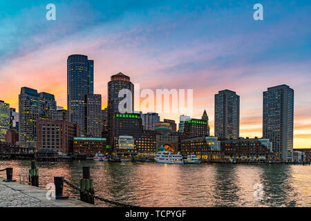 Boston Downtown dall'alto edificio cityscape tramonto a città di Boston, MA, USA. Foto Stock