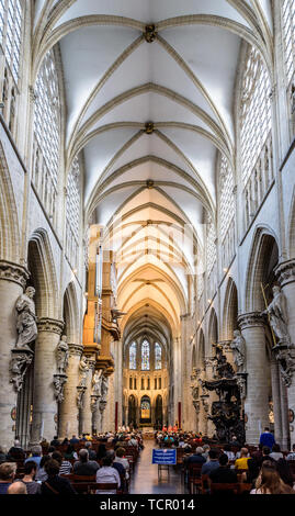 Interno della navata centrale del Duomo di San Michele e Santa Gudula a Bruxelles, Belgio, durante la santa Messa con il grande organo e il Pulpito barocco. Foto Stock