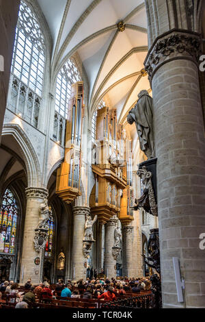 Il grande organo nella navata centrale del Duomo di San Michele e Santa Gudula a Bruxelles, in Belgio. Foto Stock