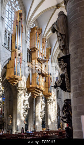 Il grande organo nella navata centrale del Duomo di San Michele e Santa Gudula a Bruxelles, in Belgio. Foto Stock