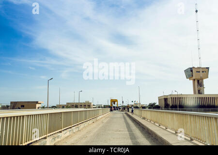 Africa, Senegal, border, border checkpoint, Dakar, superficie, cartello stradale, edificio, salta indietro, leap road, il convoglio, luci, veicoli fuoristrada, jeep, fari anteriori Foto Stock