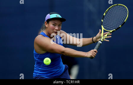 Tara Moore in azione contro Tereza Martincova durante il giorno due di natura Valle Aperta a Nottingham Centro Tennis. Foto Stock