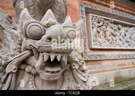 Chiudere l immagine di una tipica Balinese statua di pietra che si trova presso la pura Damel tempio in Ubud, Bali - Indonesia Foto Stock