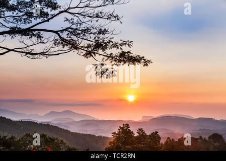 Al tramonto nelle montagne di Kandy, centro dello Sri Lanka, ho alloggiato al picco Hotel in Kandy montagne che di sera. Non appena ho abbandonato il mio bagaglio e camminato fuori della camera, la bellezza del tramonto è apparso davanti a me. Foto Stock