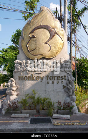 Ubud, Bali, Indonesia - 15 Maggio 2019 : immagine della Foresta delle Scimmie monumento situato all'entrata del Monkey Forest Road in Ubud, Bali - Indone Foto Stock