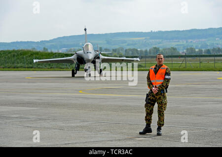 Svizzero di polizia militare è a guardia di una forza aerea francese Dassault Rafale B 4-FU SPA 81 aerei da combattimento, Payerne aerodromo militare, Svizzera Foto Stock