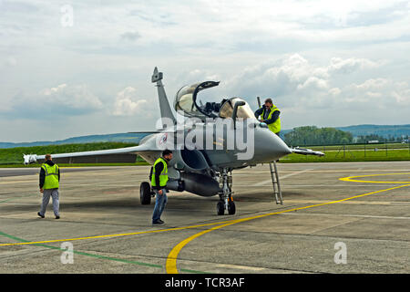 Il personale di terra facendo un lavoro di manutenzione in corrispondenza di una forza aerea francese Dassault Rafale B 4-FU SPA 81 aerei da combattimento, Payerne aerodromo militare, Svizzera Foto Stock