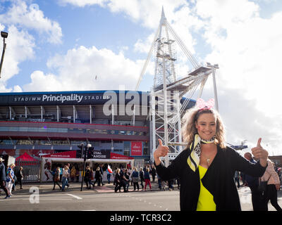 Cardiff Wales, Regno Unito - Giugno 08, 2019: la gente in coda e di entrare nel Principato Stadium di Cardiff per vedere un live che prendere il concerto di musica Foto Stock