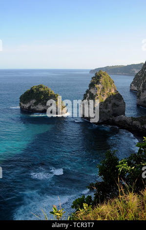 Bellissima vista sulla spiaggia Atuh e baia circostante a Nusa Penida isola nei pressi di Bali, Indonesia Foto Stock