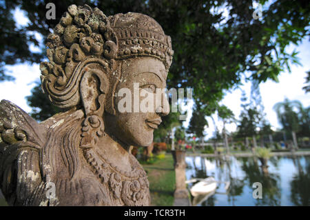Un ritratto di una tipica balinese statua di pietra nel Soekasada Taman Ujung palazzo acqua park in Karamgasem, Bali - Indonesia Foto Stock