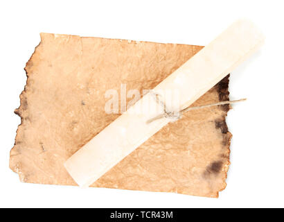 Vecchia carta con rotellina di scorrimento isolato su bianco Foto Stock