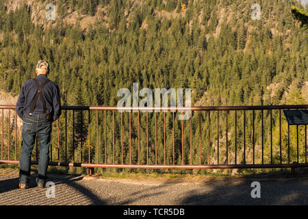 Un uomo da dietro con un cappello orologi il tramonto dal lago Diablo punto di vista nel Parco Nazionale delle Cascate del Nord Foto Stock