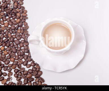 Caffè e disposte ordinatamente i chicchi di caffè. Foto Stock