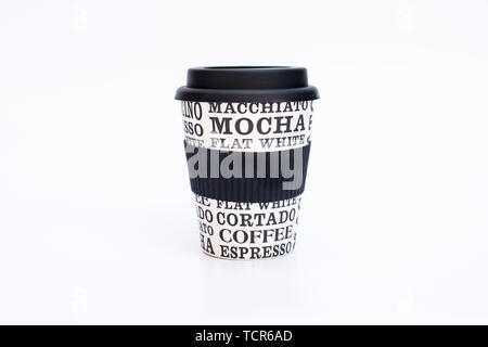 Riutilizzabili per tazza di caffè con caffè nome viene stampato su sfondo bianco Foto Stock
