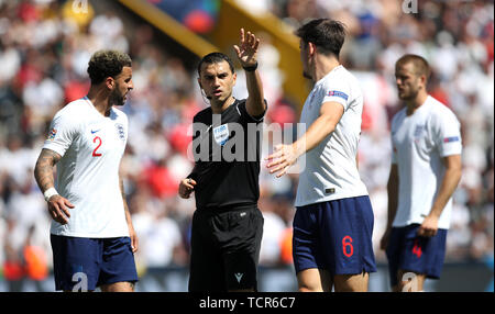 Inghilterra Harry Maguire (destra) e Kyle Walker uno scambio di parole con match arbitro Ovidiu Hategan (centro) durante la Lega delle Nazioni terzo posto Play-Off a Estadio D. Alfonso Henriques, Guimaraes. Foto Stock