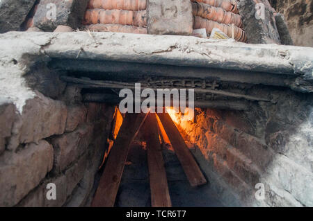 Documentario sul tè di terracotta vetro rendendo processo con potter famiglia. (Foto di Amlan Biswas / Pacific Stampa) Foto Stock