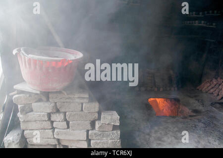 Documentario sul tè di terracotta vetro rendendo processo con potter famiglia. (Foto di Amlan Biswas / Pacific Stampa) Foto Stock