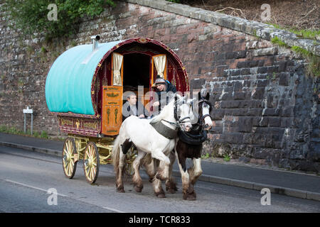 Le persone che frequentano la Appleby Horse Fair, un incontro annuale di viaggiatori in Cumbria. Foto Stock