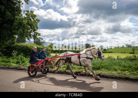 Le persone che frequentano la Appleby Horse Fair, un incontro annuale di viaggiatori in Cumbria. Foto Stock