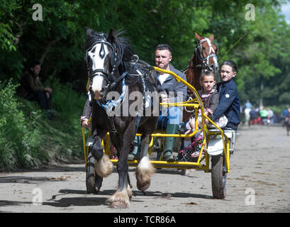 Le persone che frequentano la Appleby Horse Fair, un incontro annuale di viaggiatori in Cumbria. Foto Stock