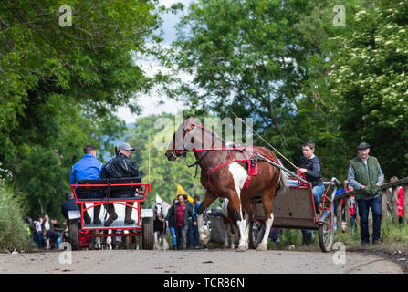 Le persone che frequentano la Appleby Horse Fair, un incontro annuale di viaggiatori in Cumbria. Foto Stock