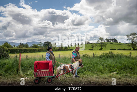 Le persone che frequentano la Appleby Horse Fair, un incontro annuale di viaggiatori in Cumbria. Foto Stock