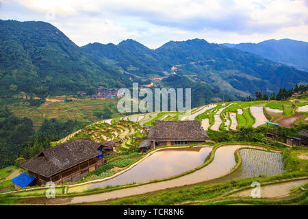 Un villaggio circondato da terrazze in montagna nel sud-est Guizhou, Guizhou, Cina Foto Stock