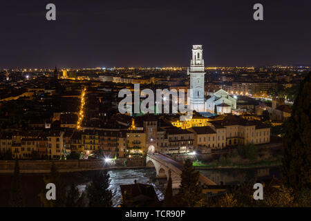Panoramica vista notturna di Verona presi da Castel San Pietro, Italia Foto Stock