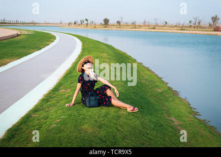 Felice tourist godendo di amore vista dei laghi di Dubai Foto Stock