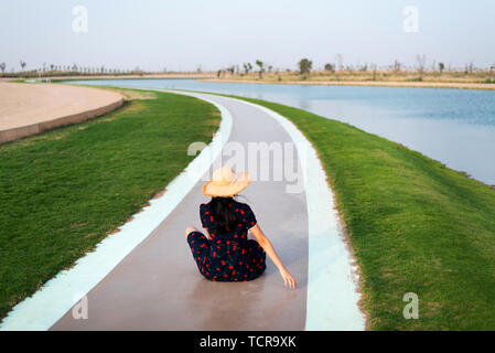 Felice tourist godendo di amore vista dei laghi di Dubai Foto Stock