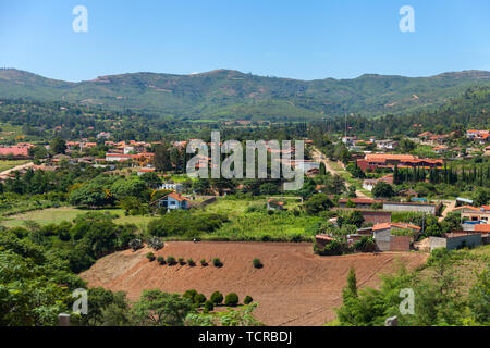 Vista panoramica del villaggio pittoresco in una valle in mezzo a colline e montagne. Samaipata, Bolivia Foto Stock