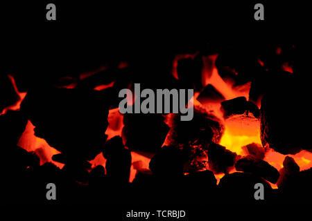 Antracite Carbone. La combustione di carbone in forno di un combustibile solido caldaia. Calore. Fiamma. Forge forno. Carbone a caldo. La combustione di un combustibile solido. Foto Stock