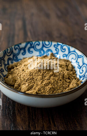 Indiano Garam Masala polvere in piccole tradizionale vaso di porcellana. Spice organico. Foto Stock