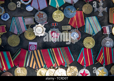 TBILISI, GEORGIA - 3 Maggio 2019: Vecchio badge sovietica, ordini e medaglie venduti sul secco del mercato Ponte a Tbilisi, Georgia. Si tratta di una pratica quotidiana di open-air fle Foto Stock