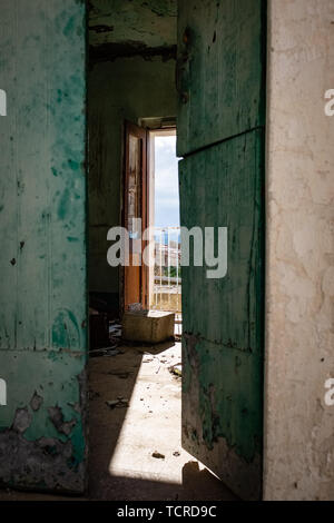 Porta. Uno scorcio della città fantasma Alianello. Provincia di Matera, Italia Foto Stock