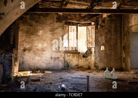 Stanza vuota. Uno scorcio della città fantasma Alianello. Provincia di Matera, Italia Foto Stock