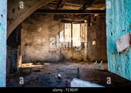 Stanza vuota. Uno scorcio della città fantasma Alianello. Provincia di Matera, Italia Foto Stock