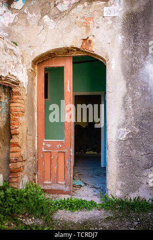 Casa abbandonata. Uno scorcio della città fantasma Alianello. Provincia di Matera, Italia Foto Stock