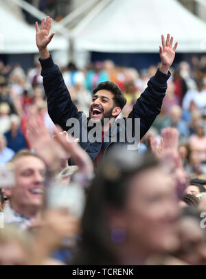 La congregazione durante la Venga il Tuo Regno Domenica di Pentecoste evento in Trafalgar Square a Londra. Foto Stock