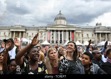 La congregazione durante la Venga il Tuo Regno Domenica di Pentecoste evento in Trafalgar Square a Londra. Foto Stock