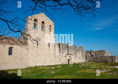 Abbazia della Santissima Trinità di Venosa. Vista di incompiuta Chiesa chiamato incompiuta. Regione Basilicata, Italia Foto Stock