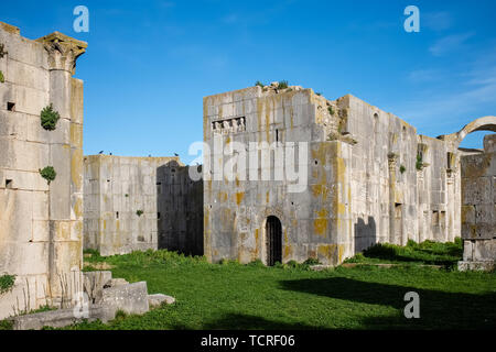 Abbazia della Santissima Trinità di Venosa. Vista interna di incompiuta Chiesa chiamato incompiuta. Regione Basilicata, Italia Foto Stock