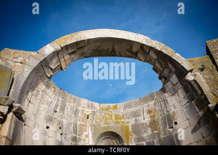 Abbazia della Santissima Trinità di Venosa. Vista interna di incompiuta Chiesa chiamato incompiuta. Regione Basilicata, Italia Foto Stock