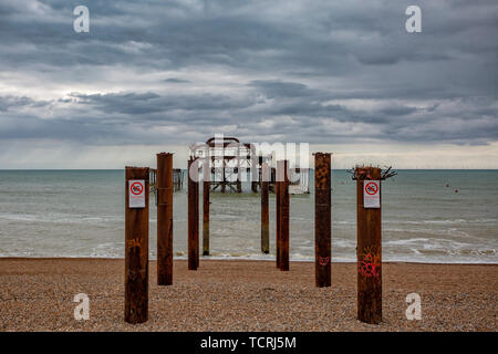 BRIGHTON, Regno Unito 28 aprile una vista generale dei resti del molo Ovest di Brighton, che fu distrutta da un incendio nel 2003 (credito; Mark Fletcher | MI News Foto Stock