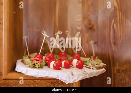 Festosa buffet salato, carne, pesce e patatine, palline di formaggio e altre specialità per la celebrazione di matrimoni e altri eventi ben decorate Foto Stock